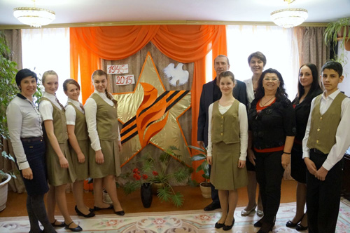 ЮКАМовцы с главой округа В.Н. Ланиным, депутатом Думы Л.В. Михайловой, директором ДДТ Л.А. Лабунской