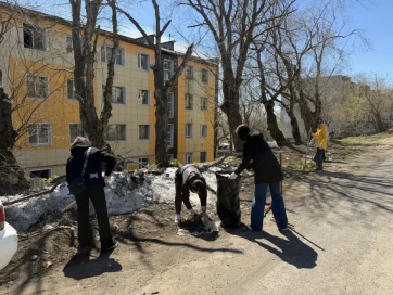 23 МАЯ В ВИЛЮЧИНСКЕ ПРОШЛИ СУББОТНИКИ С УЧАСТИЕМ ВЫПУСКНИКОВ, ЖИТЕЛЕЙ И ГЛАВЫ ГОРОДА