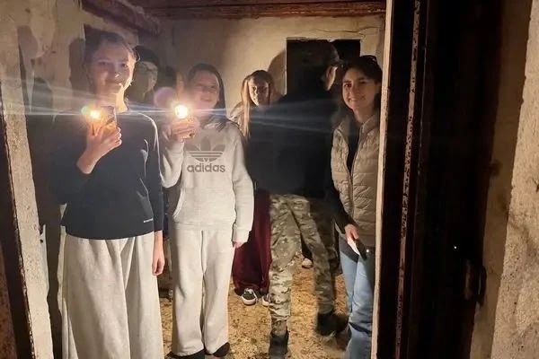 школьники осматривают помещение орудия