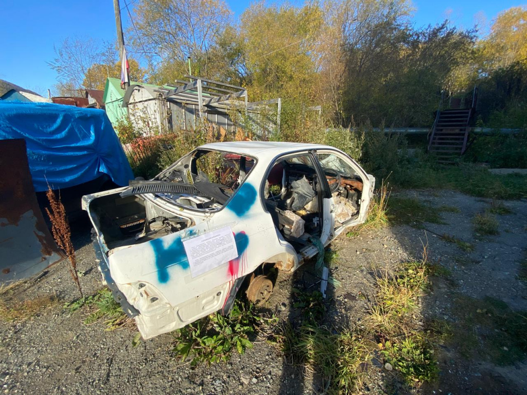 брошенный автомобиль